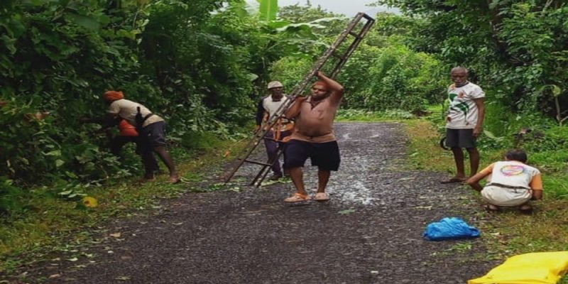 स्वच्छता करताना ग्रामस्थ १