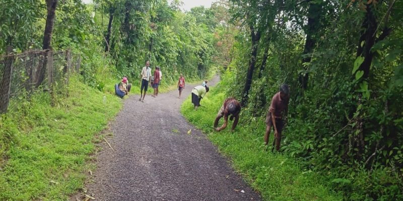 स्वच्छता करताना ग्रामस्थ २