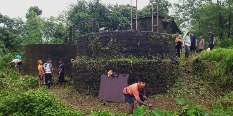 स्वच्छता करताना ग्रामस्थ ५